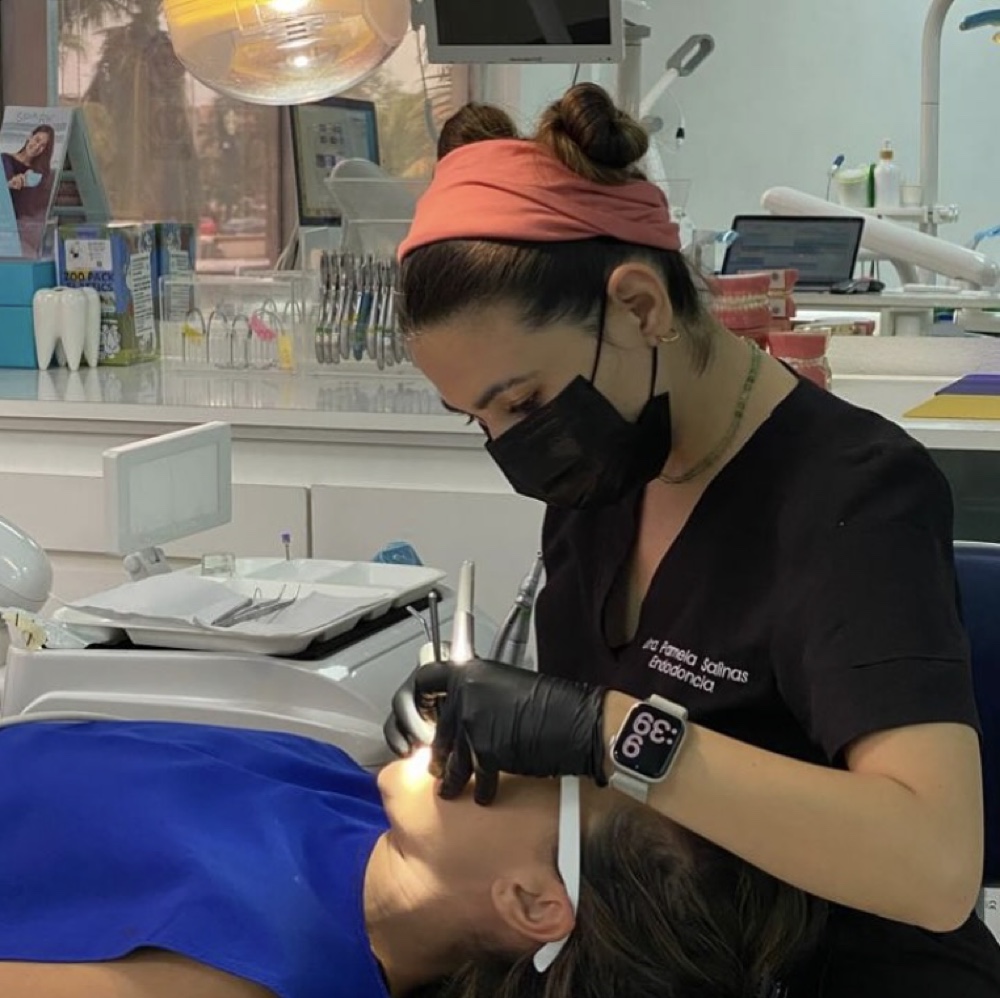 Dra. Pamela Salinas, cirujana dentista, atendiendo a un paciente en consulta
